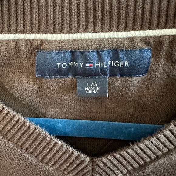 TOMMY HILFIGER | Men’s Large Brown Patterned V-Neck Pullover Sweater - Picture 2 of 5